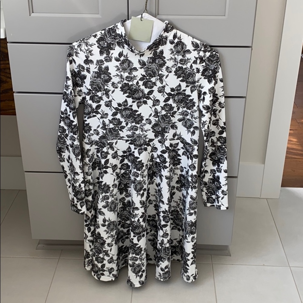 Blk & wht floral maternity dress